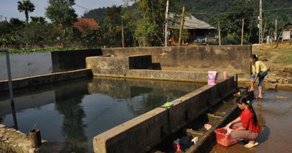 Giếng[-]thần[-]phun[-]nước[-]hai[-]màu[-]ở[-]Hòa[-]Bình[-][-]2